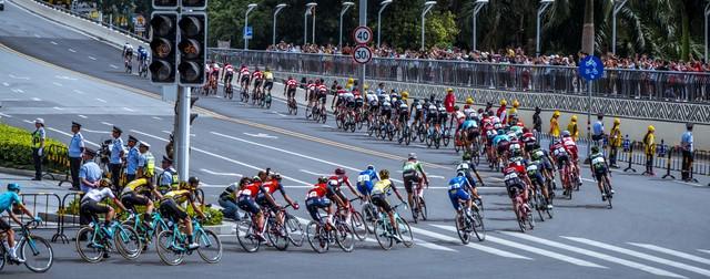 人正在张家界的深山里生吞蝗虫pg电子试玩